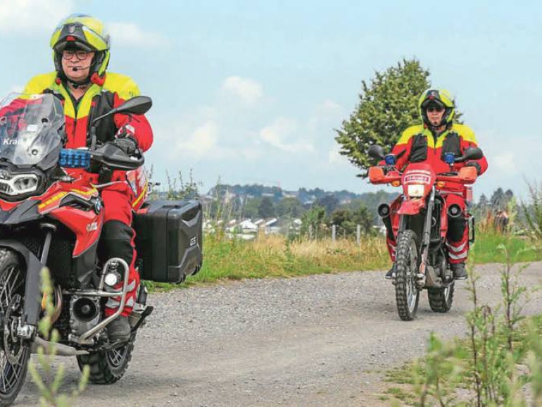 Die Feuerwehr im Kreis Paderborn setzt jetzt auch auf Motorräder: Sie sollen den Fuhrpark ab März ergänzen. Vorn ist eine BMW F 850 GS zu sehen, die künftig in Delbrück stationiert werden soll. Im Bild ist die Kradstaffel der Feuerwehr Solingen zu sehen.