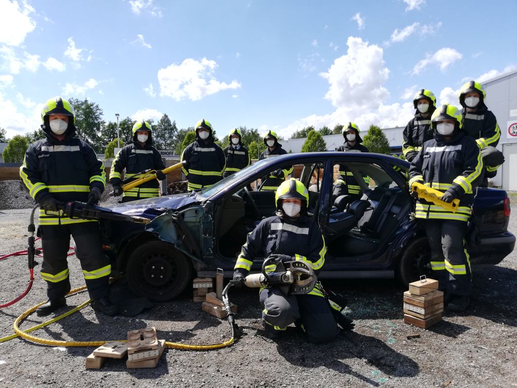 Foto von hinten Links: Nils Sindermann, Patrick Desel, Ausbilder Leon Göke, Tobias Wiethoff, Luca Brune, Anna Kesselmeier, Lia Tegethoff Foto von vorne Links: Cederik Horenkamp, Ann-Kathrin Renneke, Hanna Tegethoff Feuerwehr Hövelhof, Truppmannausbildung Modul 4 erfolgreich beendet	Hövelhof, 08.06.2020