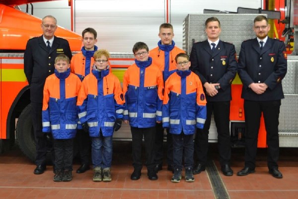 Von Links: Leiter der Feuerwehr Paderborn Ralf Schmitz, Rene Passon, Sven Schulze, Alexej Zimmermann, Raphael Splett, Pascal Schulze, Konstantin Gruber, Jugendfeuerwehrwart Lars Brühl und stellv. Jugendfeuerwehrwart Philip Nitschke Jugendfeuerwehr Schloß Neuhaus legt Jugendflamme Stufe 1 ab