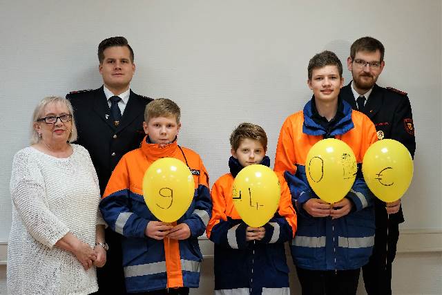 Die Jugendfeuerwehr Schloss Neuhaus unterstützt den Ambulanten Kinder- und Jugendhospizdienst mit 940,00 Euro