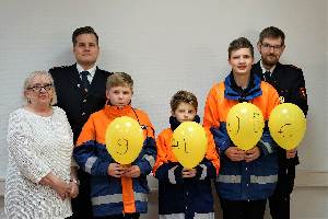 Die Jugendfeuerwehr Schloss Neuhaus unterstützt den Ambulanten Kinder- und Jugendhospizdienst mit 940,00 Euro